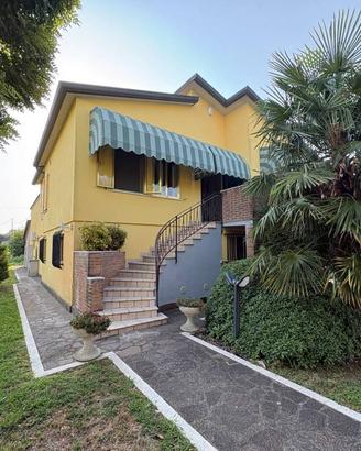Villa di 276 m² con più di 5 locali e box auto dop