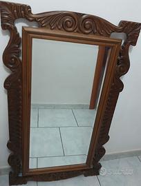 Specchio con pregiata cornice in legno