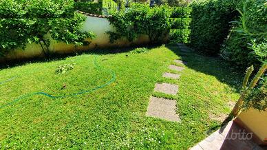 Lido di Camaiore bilocale con giardino