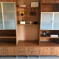 Libreria in noce con acciaio e vetro – come nuova!