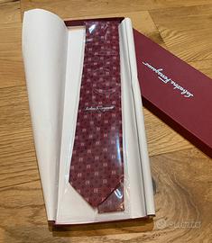 Cravatta Salvatore Ferragamo in Seta Bordeaux