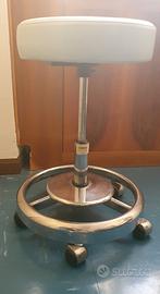 Sgabello regolabile su ruote in acciaio