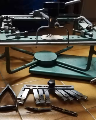 Macchina per incordare racchette