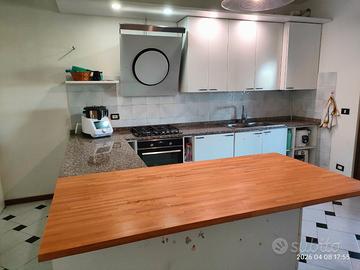 Cucina con penisola top granito tavolo listellare