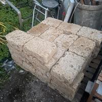 Blocchi di tufo antico