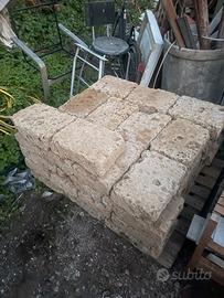 Blocchi di tufo antico