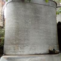 2  Contenitore d'acqua.