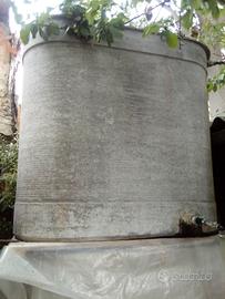 2  Contenitore d'acqua.