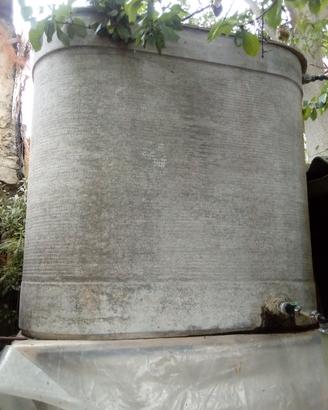 2  Contenitore d'acqua.