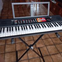 Tastiera digitale Yamaha PSR F51 con cavalletto.