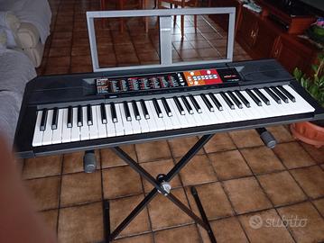 Tastiera digitale Yamaha PSR F51 con cavalletto.