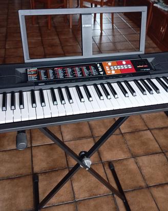 Tastiera digitale Yamaha PSR F51 con cavalletto.