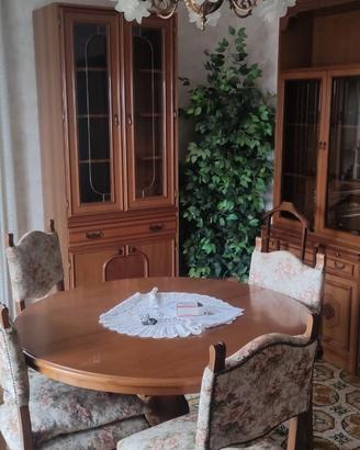Tavolo rotondo in legno con 4 sedie imbottite