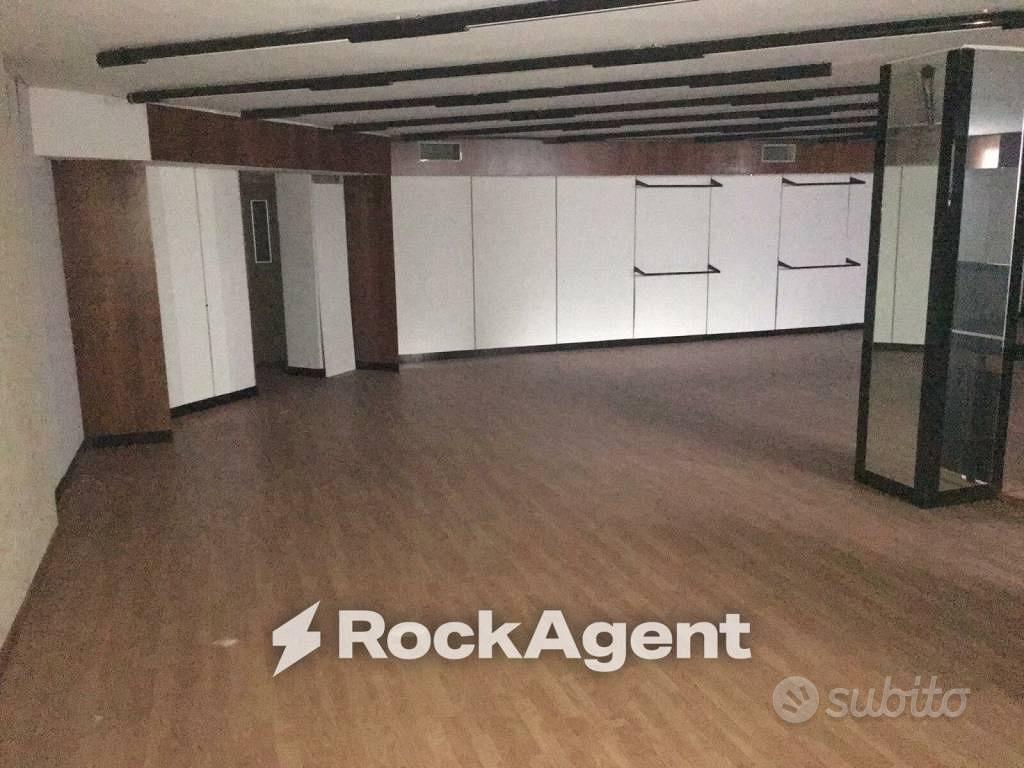 Immobile di 1100 m² con 4 locali a Casarano - Altro
