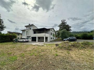 Villa di 300 m² con più di 5 locali e posto auto a