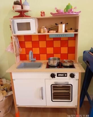 Cucina giocattolo in legno