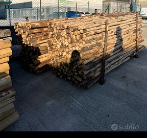 Pali in castagno per recinzioni