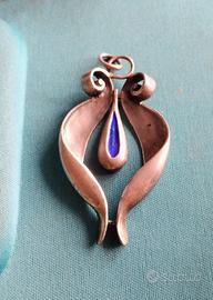 ciondolo in argento e smalti blu di Ottaviani