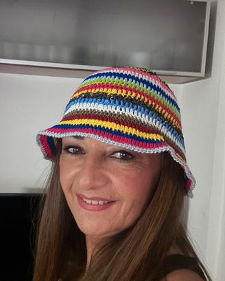 Cappello pescatore multicolore in cotone, crochet
