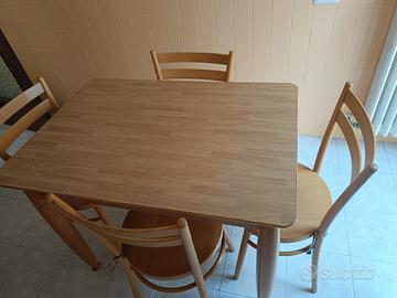 tavolo allungabile  e 4 sedie in legno