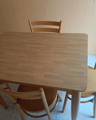 tavolo allungabile  e 4 sedie in legno