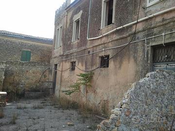 Terreno 25mila Mq con annesso fabbricato