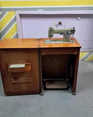 Mobile con macchina da cucire NECCHI a pedale