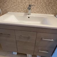 Mobile e lavabo bagno.