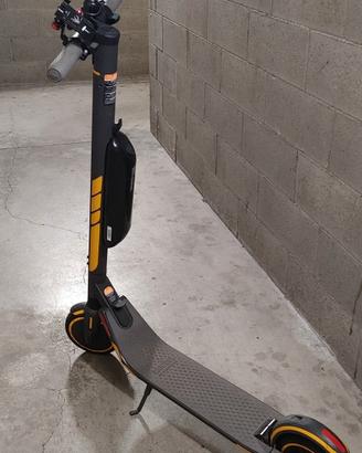Monopattino Segwey Ninebot ES2 + batteria esterna 