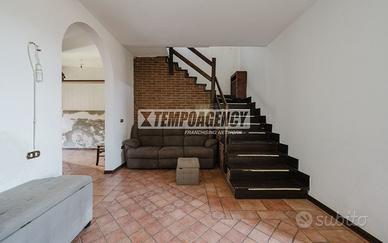 PORZIONE DI CASA A MORANO CON GIARDINO
