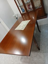 Tavolo in legno apribile con sedie
