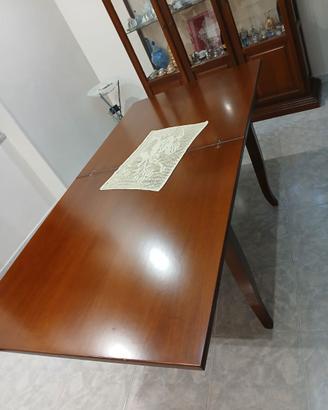 Tavolo in legno apribile con sedie