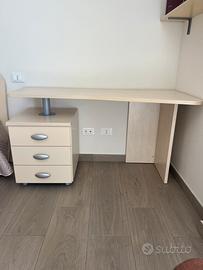 Scrivania, sedia, struttura letto in legno beige