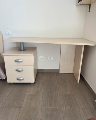 Scrivania, sedia, struttura letto in legno beige
