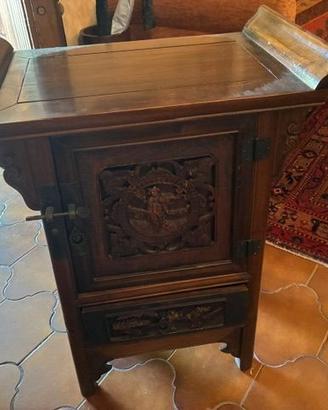 comodino legno provenienza Asia e lampada  liberty