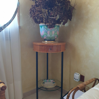 Tavolino in radica di noce rotondo con rotelle