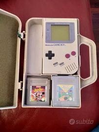 Nintendo game boy con custodia e giochi