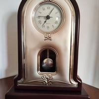 Orologio a pendolo da tavolo in argento e legno 