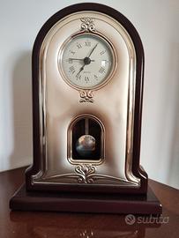 Orologio a pendolo da tavolo in argento e legno 