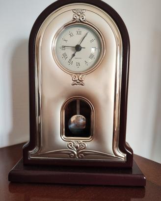 Orologio a pendolo da tavolo in argento e legno 