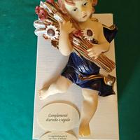 Statuina di angelo o amorino con fascio di spighe