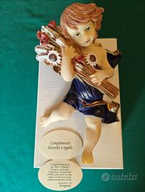 Statuina di angelo o amorino con fascio di spighe