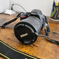 Nikon D5600 con obiettivo Nikon 18-140 vr