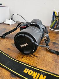 Nikon D5600 con obiettivo Nikon 18-140 vr