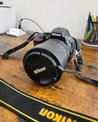 Nikon D5600 con obiettivo Nikon 18-140 vr
