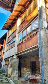 Casa con cortile recintato e box