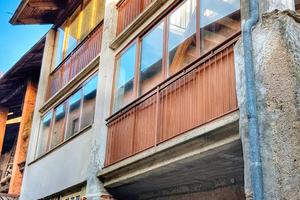 Casa con cortile recintato e box