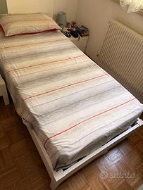Letto singolo con comodino