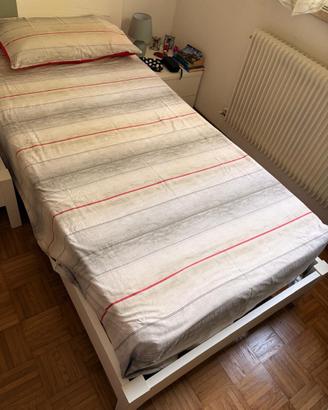 Letto singolo con comodino