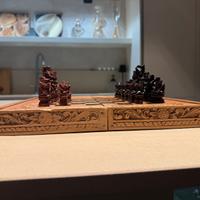 Scacchiera artigianale in legno intagliato a mano